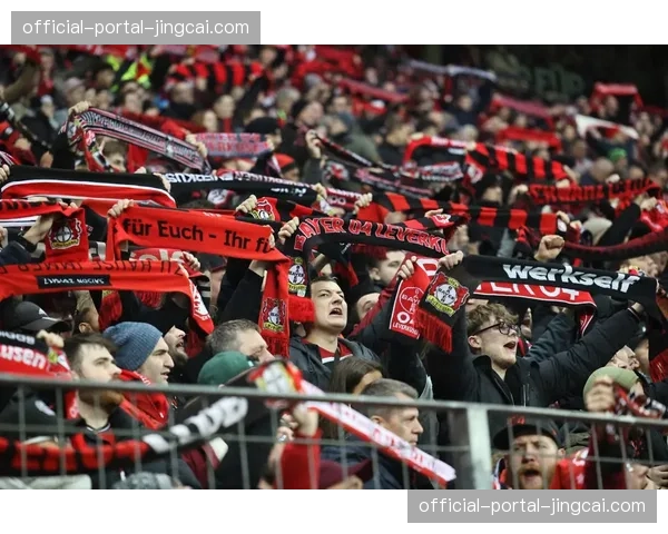 比赛结束后,勒沃库森球员与球迷隔栏互动,庆祝即将到来的冠军 比赛结束后,勒沃库森球员与球迷隔栏互动,庆祝即将到来的冠军